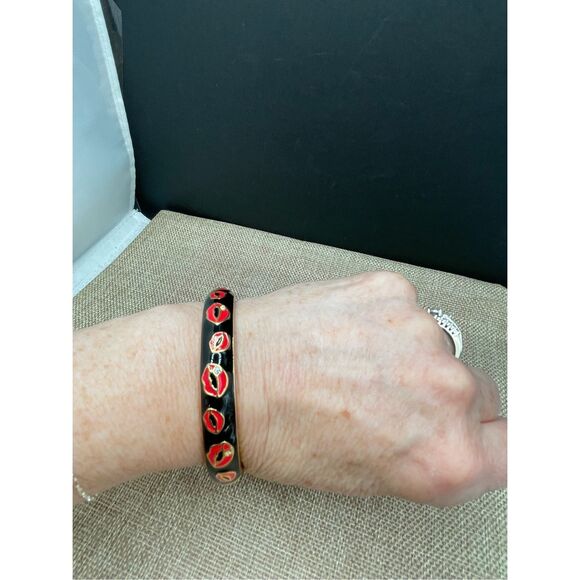 Betsey Johnson Lip Motif Bangle Hinged Bracelet Lips in Red Black Enamel - Picture 5 of 9